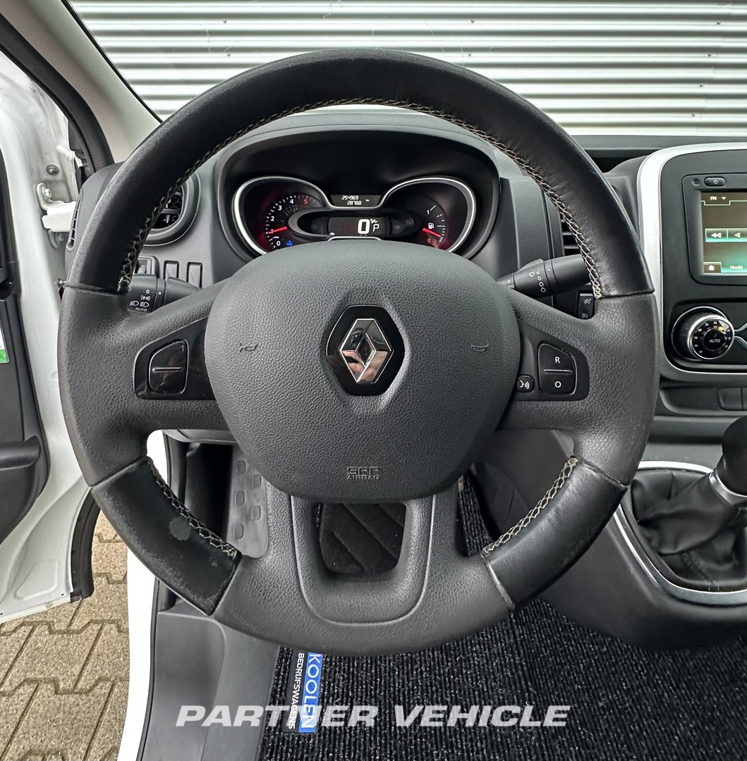 frontLeft : Renault Trafic 145pk Fourgon utilitaire