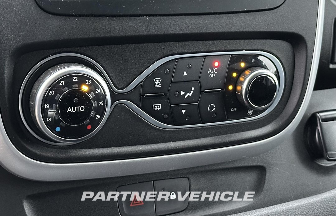 frontLeft : Renault Trafic 145pk Fourgon utilitaire
