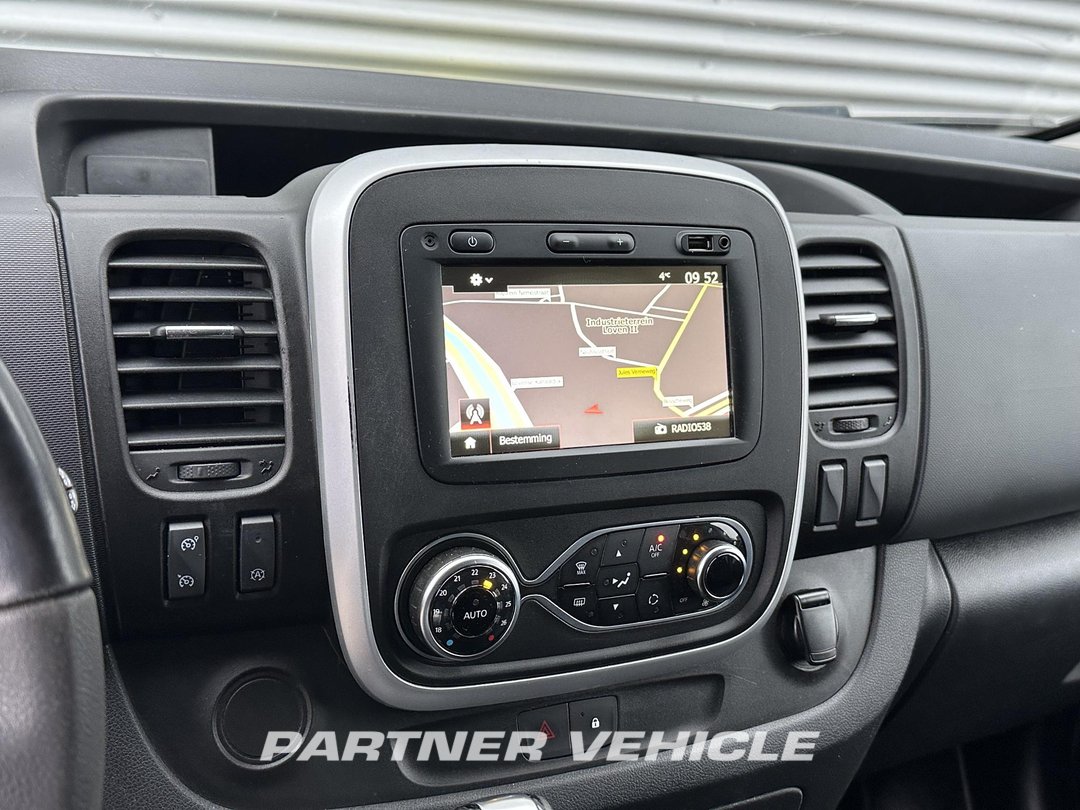 frontLeft : Renault Trafic 145pk Fourgon utilitaire