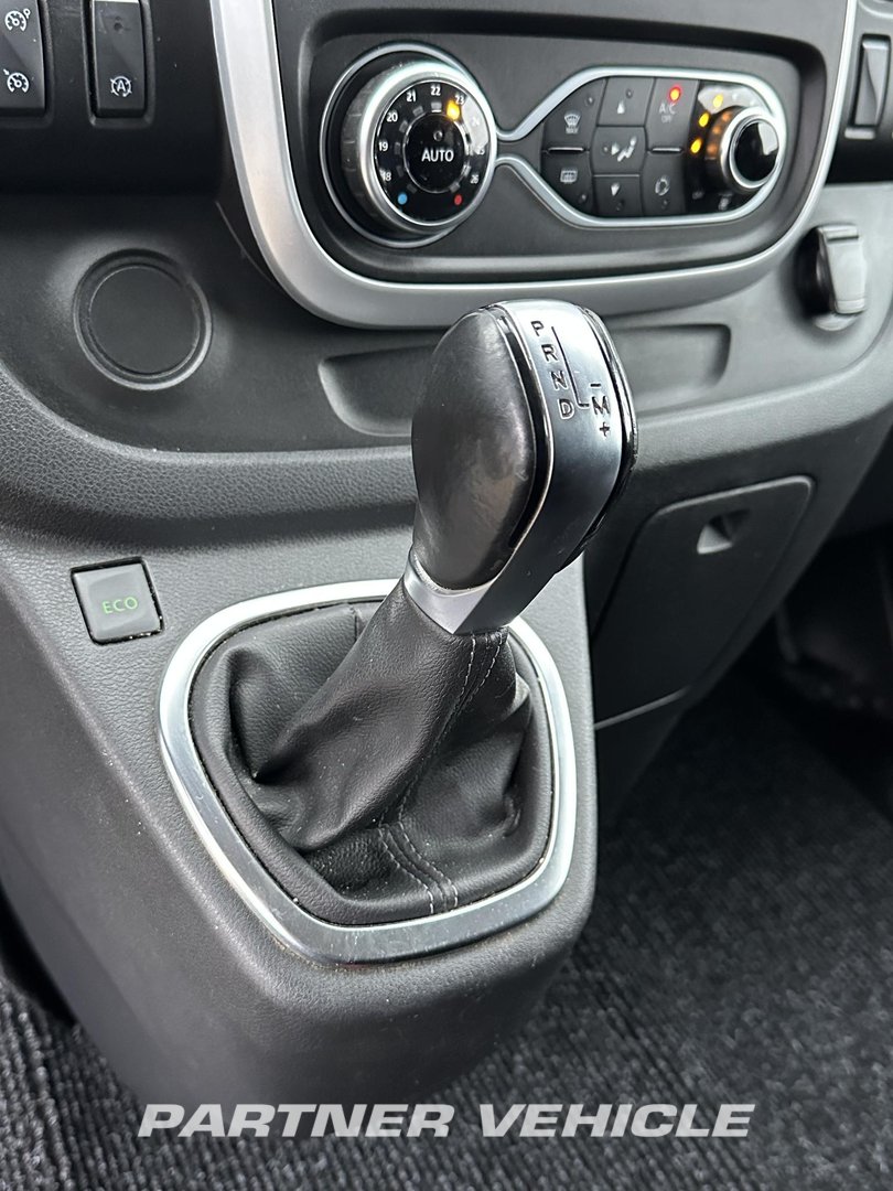 frontLeft : Renault Trafic 145pk Fourgon utilitaire