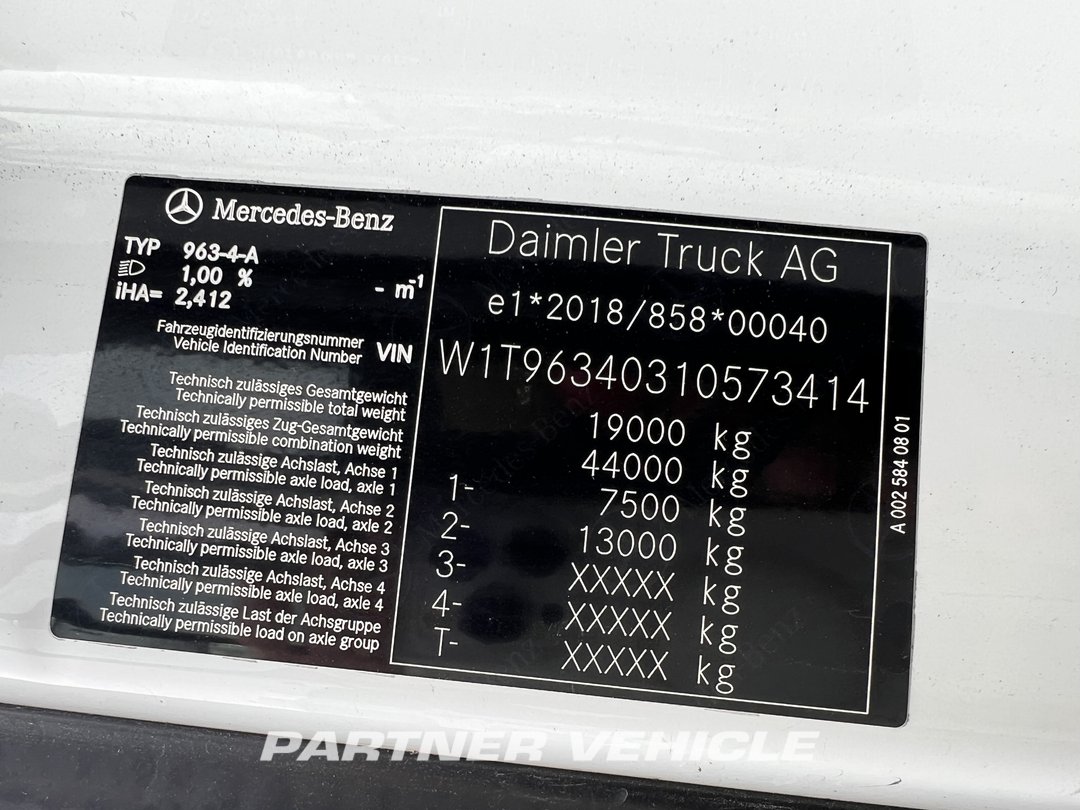frontLeft : Mercedes Actros 1851 Tractor