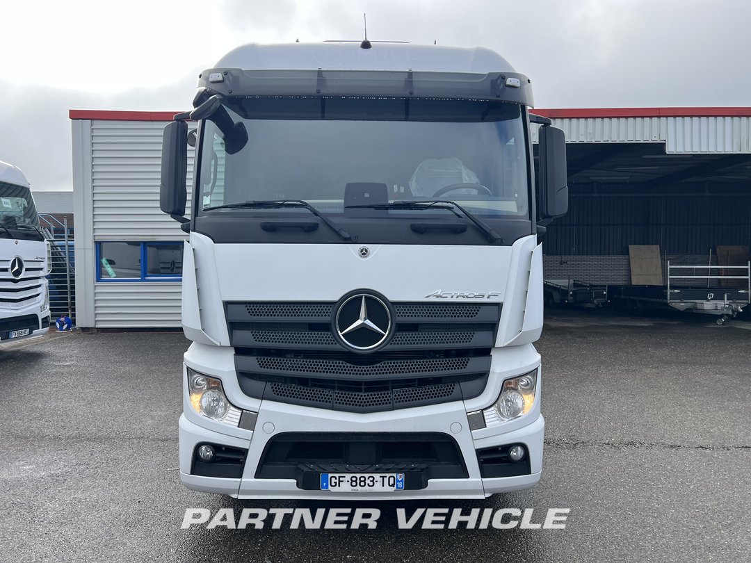 frontLeft : Mercedes Actros 1851 Tractor