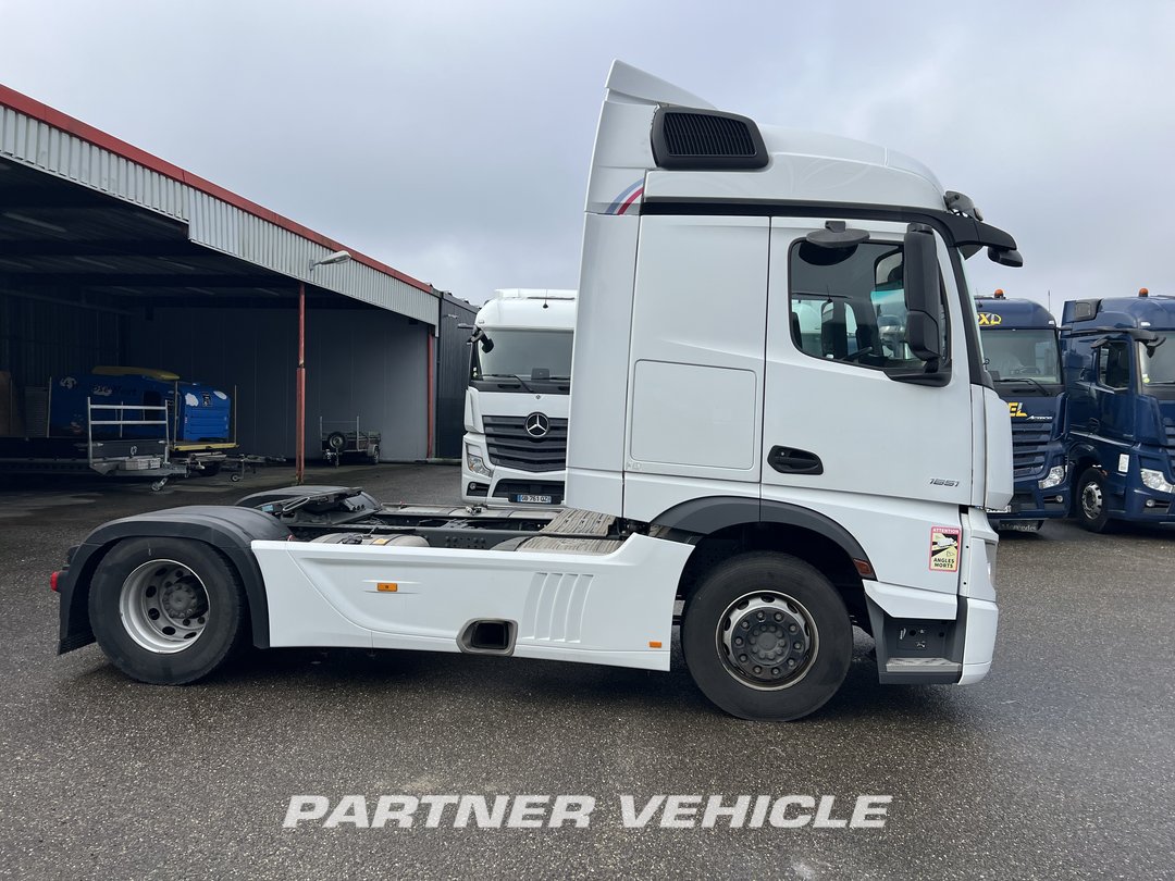 frontLeft : Mercedes Actros 1851 Tractor