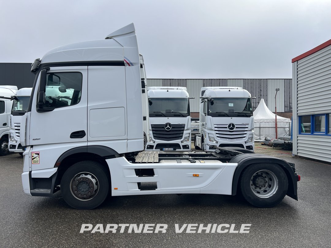 frontLeft : Mercedes Actros 1851 Tractor