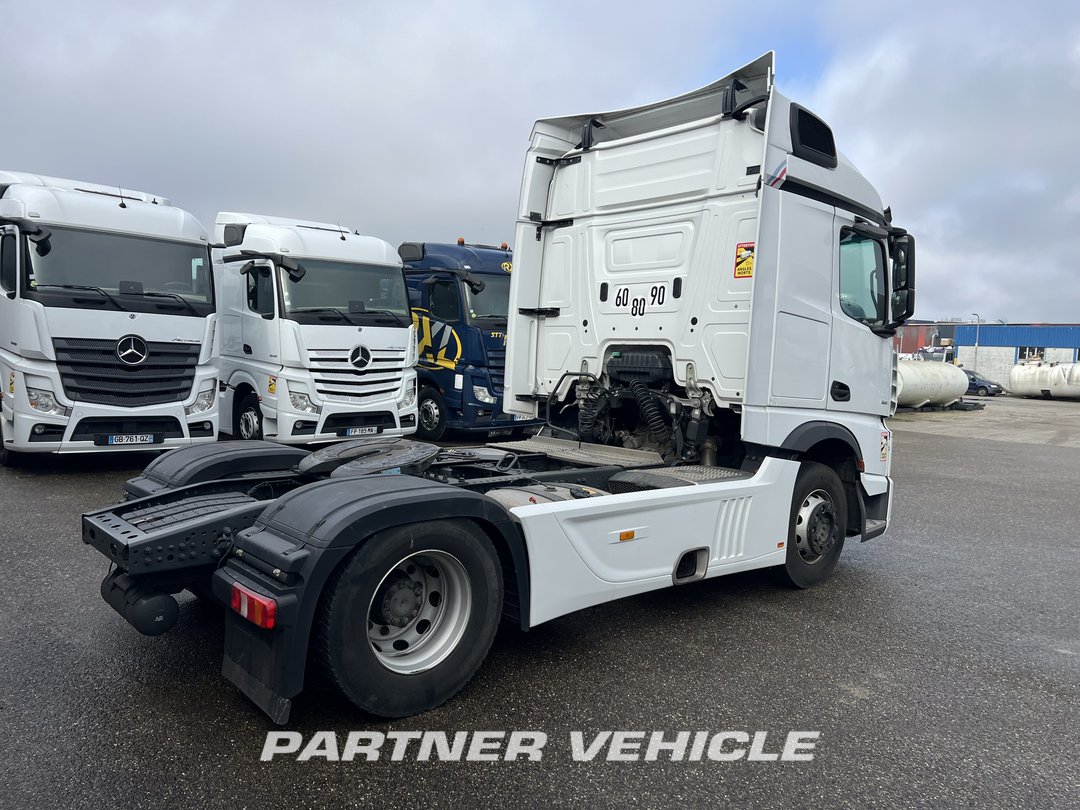frontLeft : Mercedes Actros 1851 Tractor
