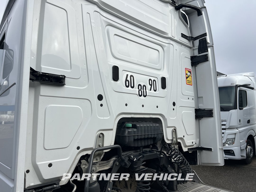 frontLeft : Mercedes Actros 1851 Tractor