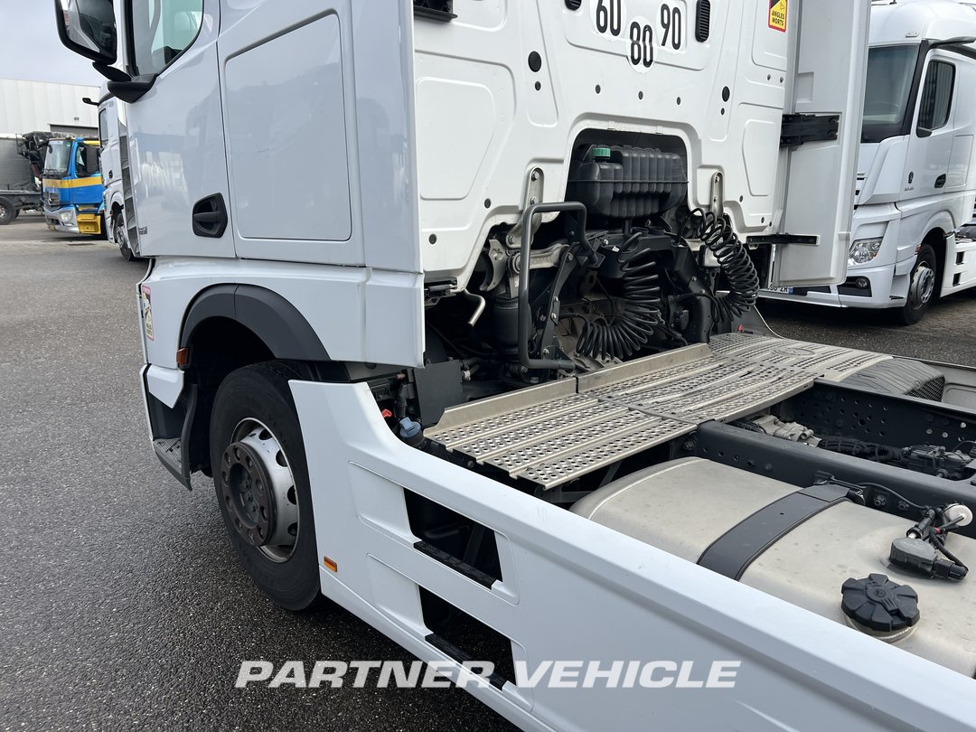 frontLeft : Mercedes Actros 1851 Tractor