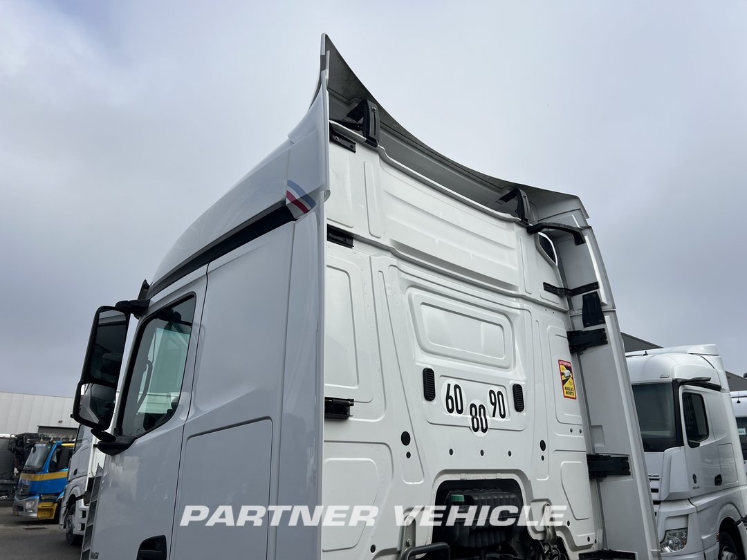frontLeft : Mercedes Actros 1851 Tractor