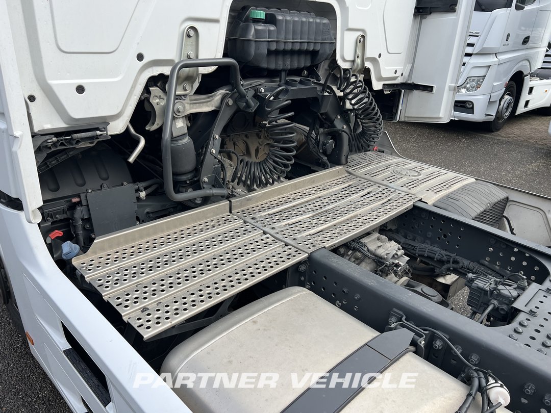 frontLeft : Mercedes Actros 1851 Tractor
