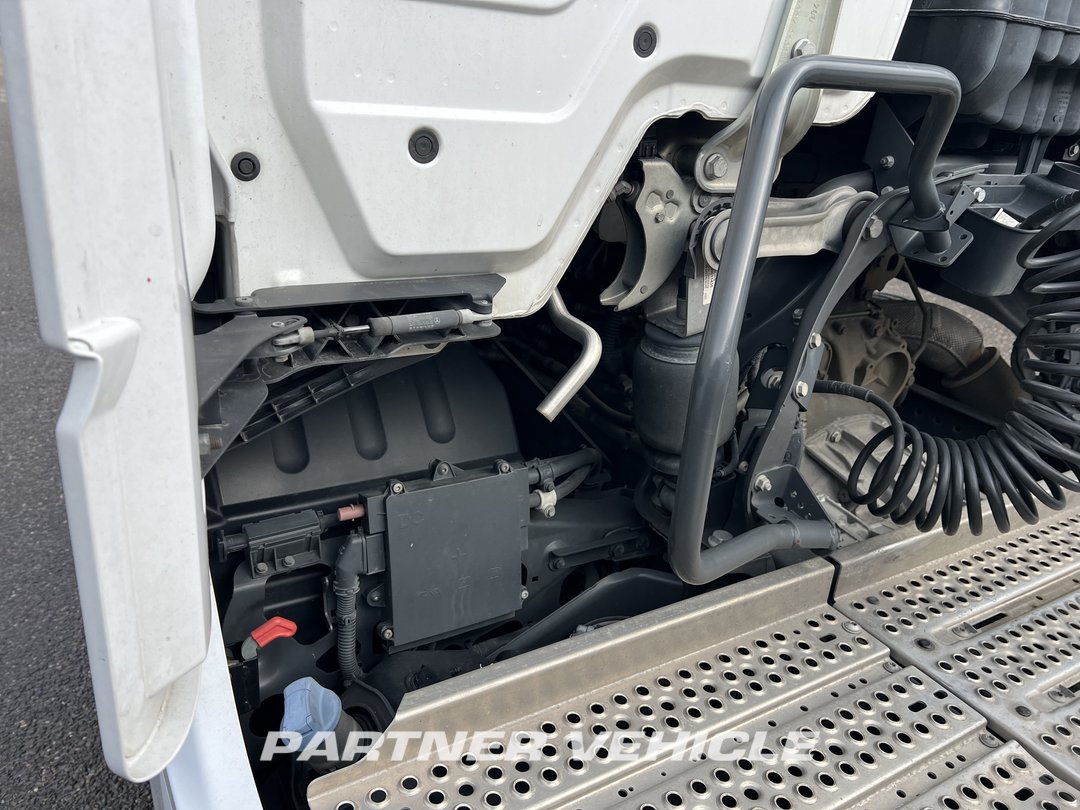 frontLeft : Mercedes Actros 1851 Tractor