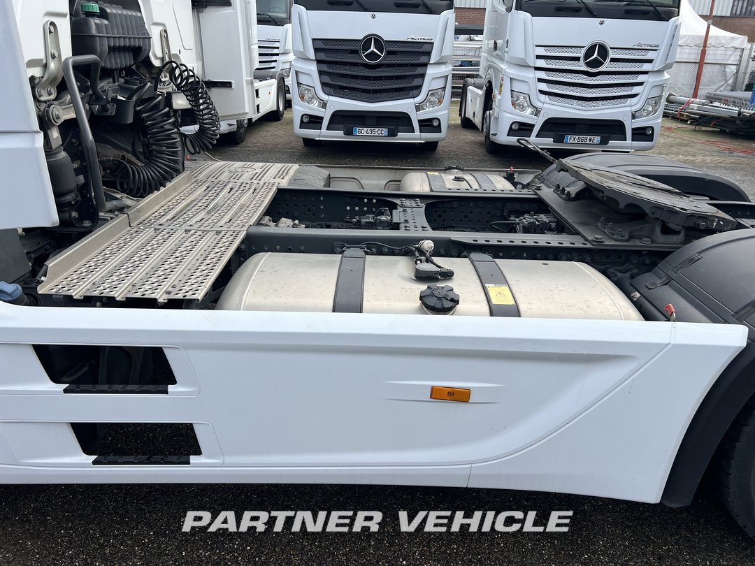 frontLeft : Mercedes Actros 1851 Tractor