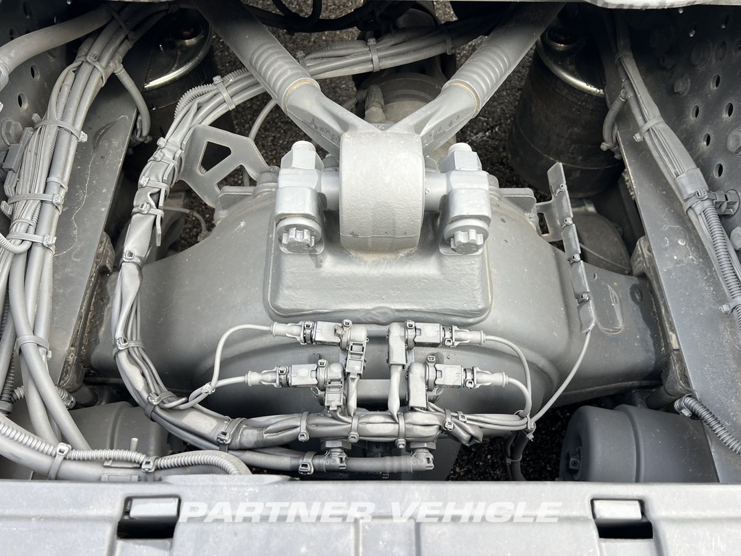 frontLeft : Mercedes Actros 1851 Tractor