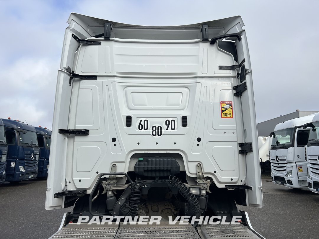 frontLeft : Mercedes Actros 1851 Tractor