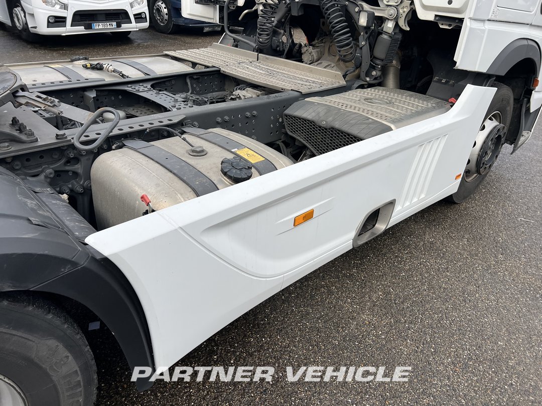 frontLeft : Mercedes Actros 1851 Tractor
