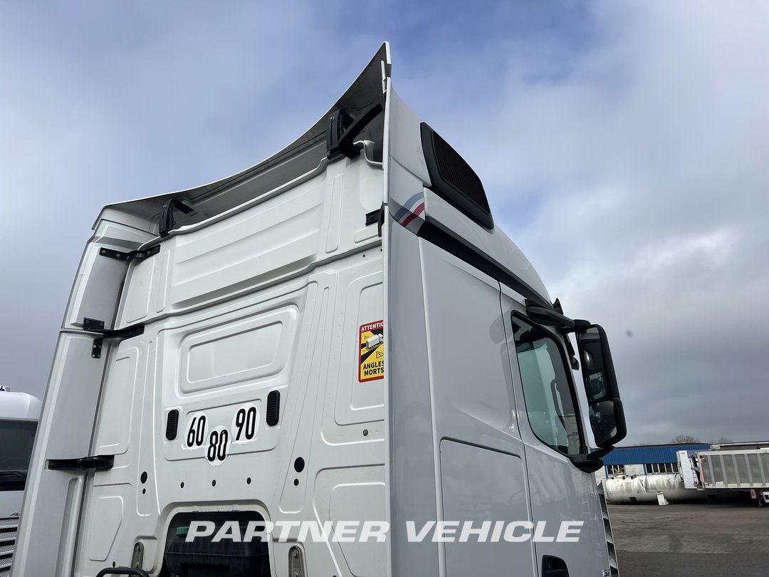 frontLeft : Mercedes Actros 1851 Tractor