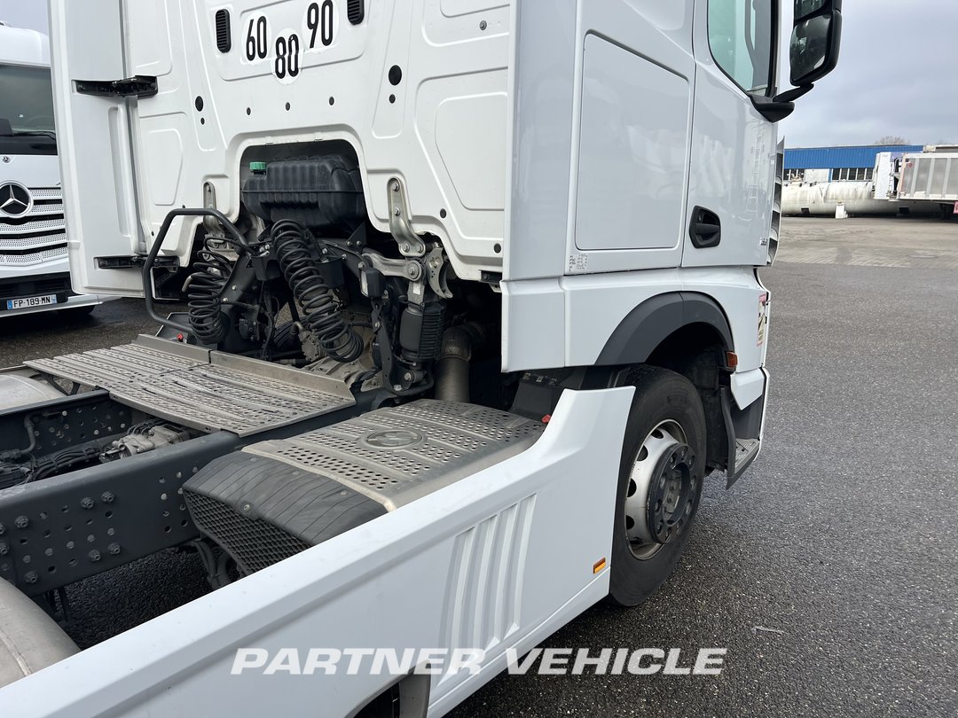frontLeft : Mercedes Actros 1851 Tractor