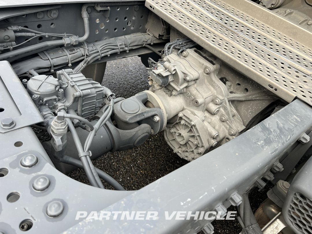 frontLeft : Mercedes Actros 1851 Tractor