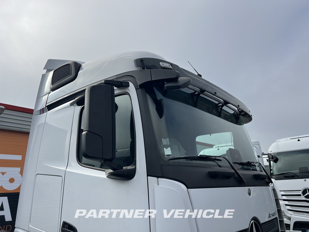frontLeft : Mercedes Actros 1851 Tractor