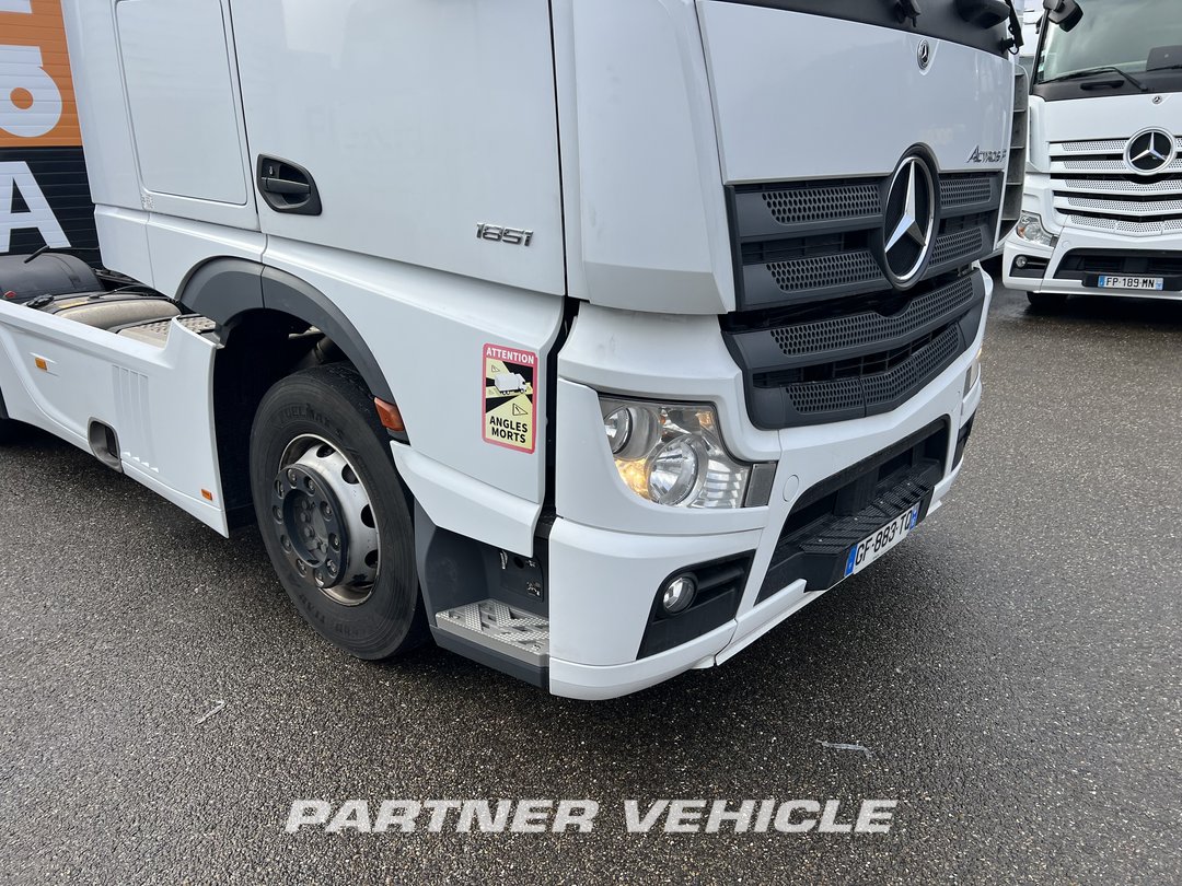 frontLeft : Mercedes Actros 1851 Tractor