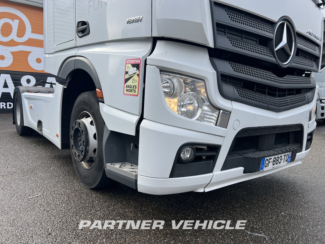 frontLeft : Mercedes Actros 1851 Tractor