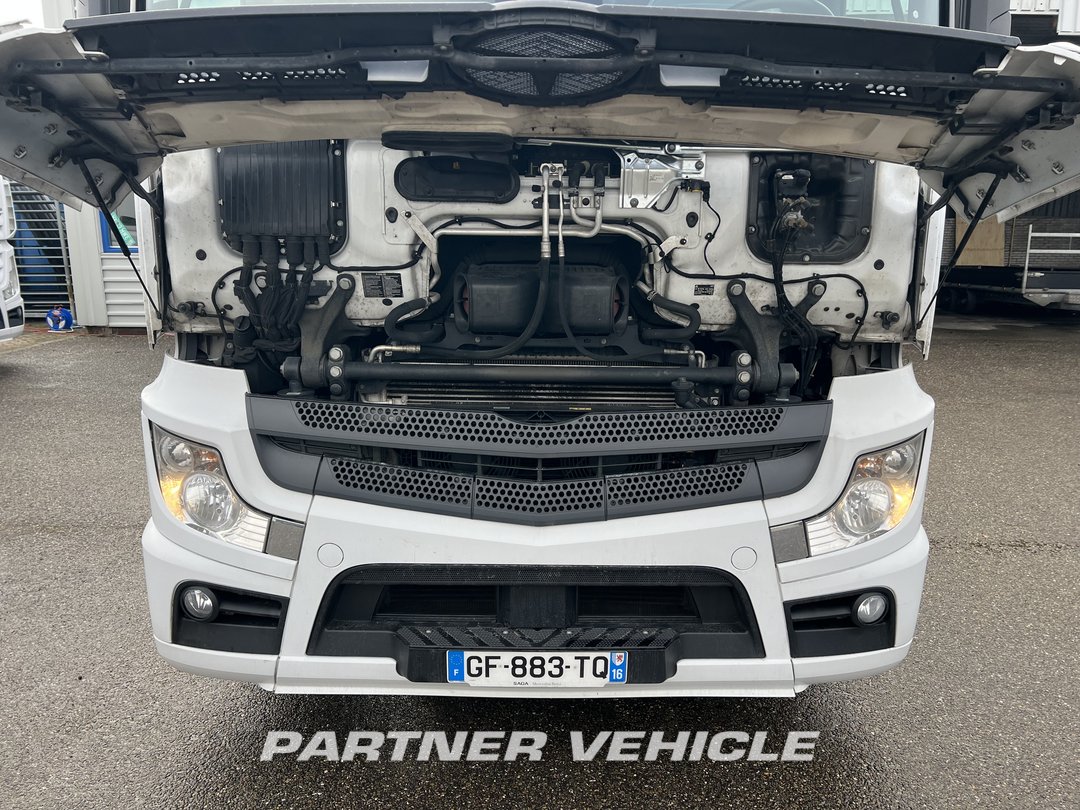 frontLeft : Mercedes Actros 1851 Tractor