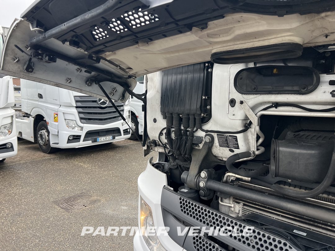 frontLeft : Mercedes Actros 1851 Tractor