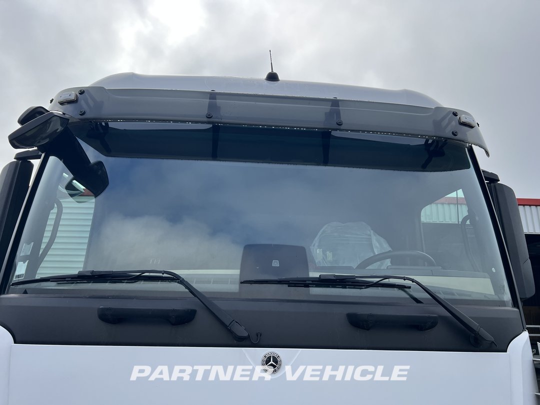frontLeft : Mercedes Actros 1851 Tractor