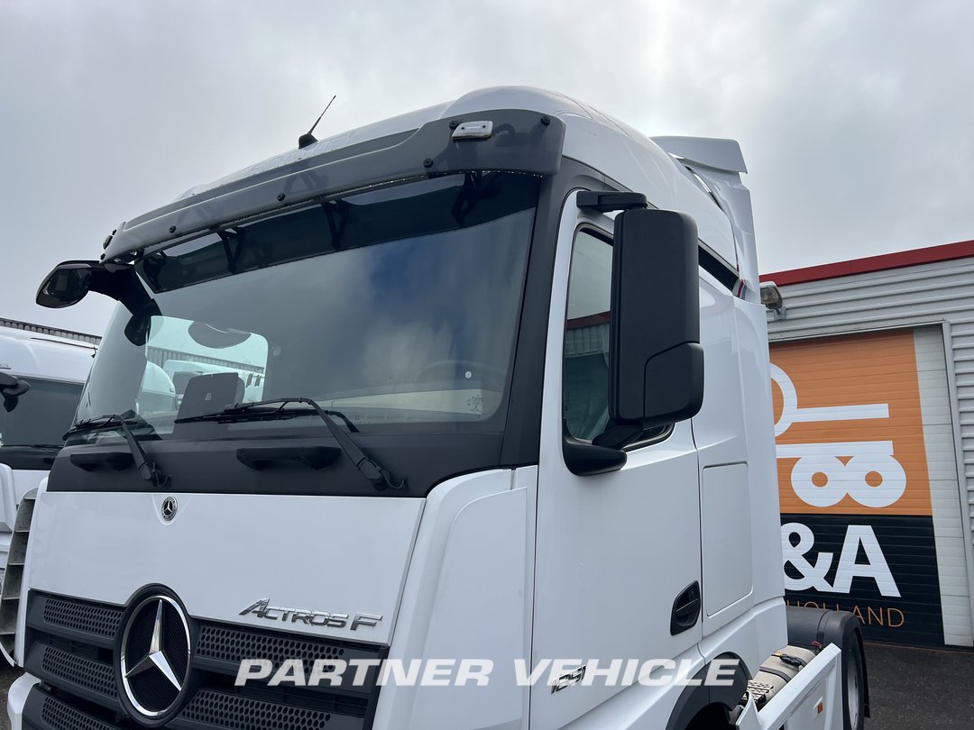 frontLeft : Mercedes Actros 1851 Tractor