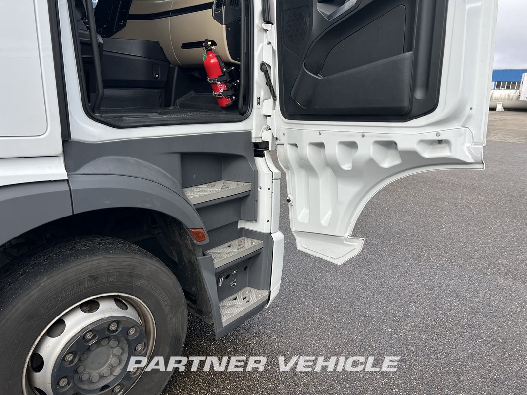 frontLeft : Mercedes Actros 1851 Tractor