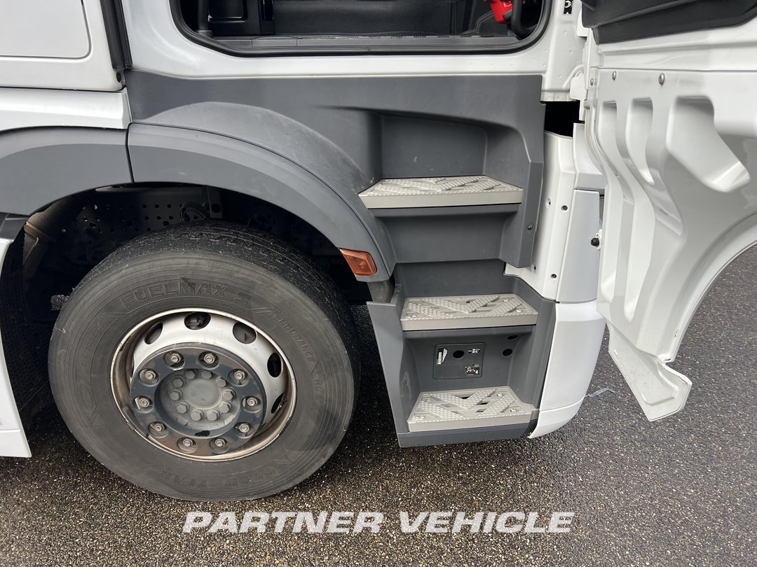 frontLeft : Mercedes Actros 1851 Tractor