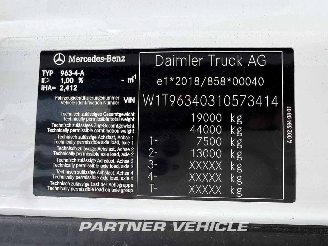 frontLeft : Mercedes Actros 1851 Tractor