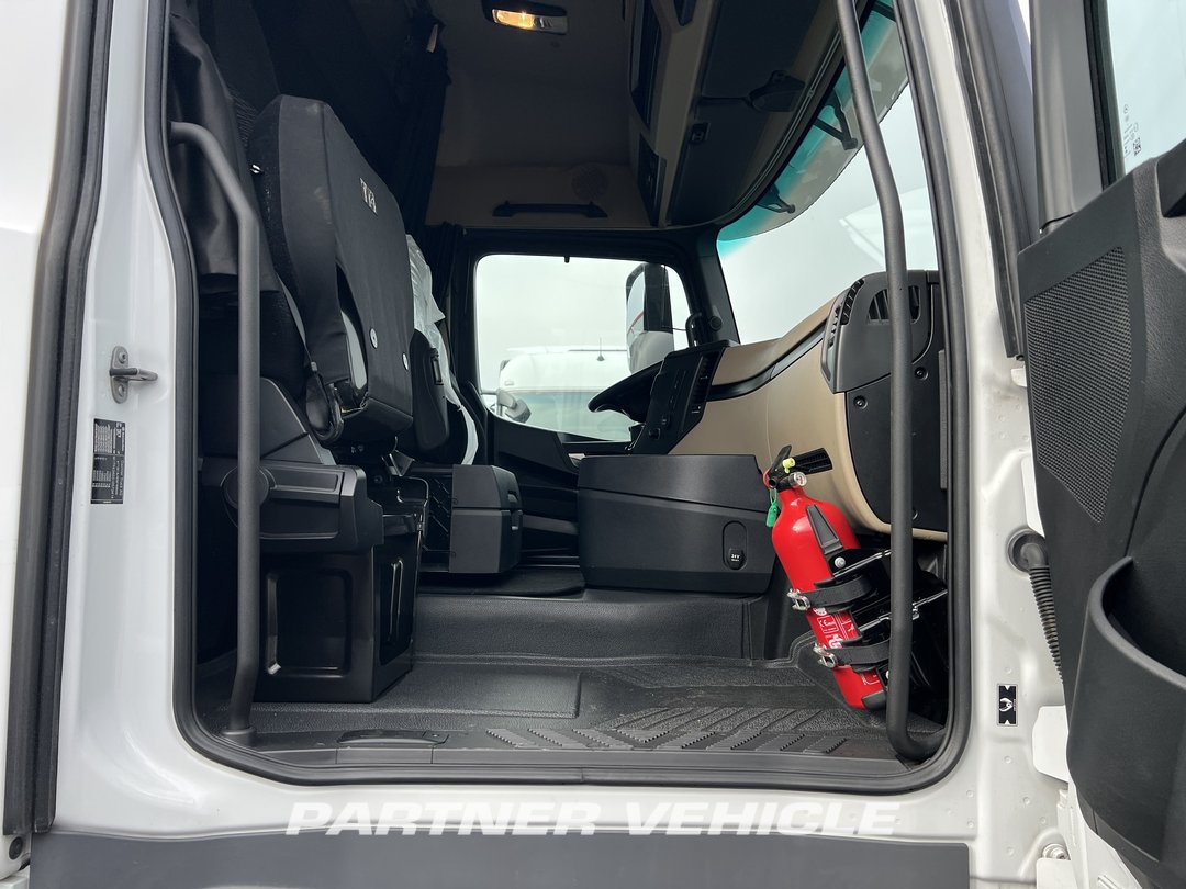 frontLeft : Mercedes Actros 1851 Tractor