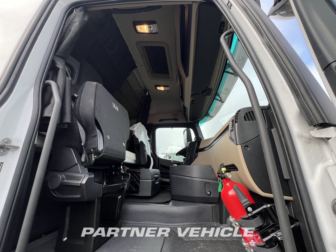 frontLeft : Mercedes Actros 1851 Tractor