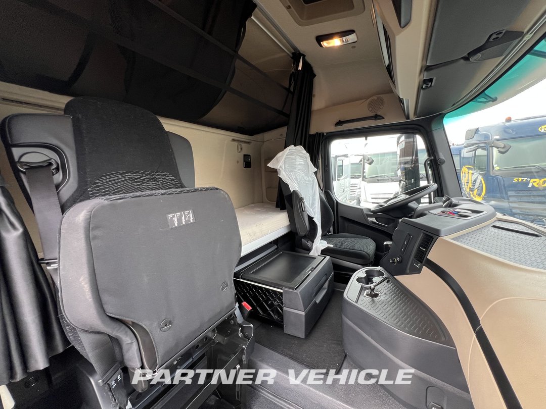 frontLeft : Mercedes Actros 1851 Tractor