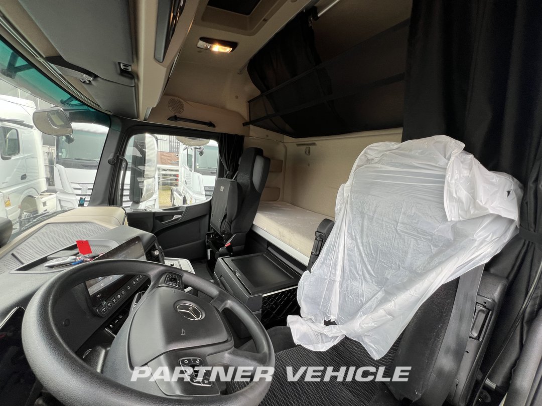 frontLeft : Mercedes Actros 1851 Tractor