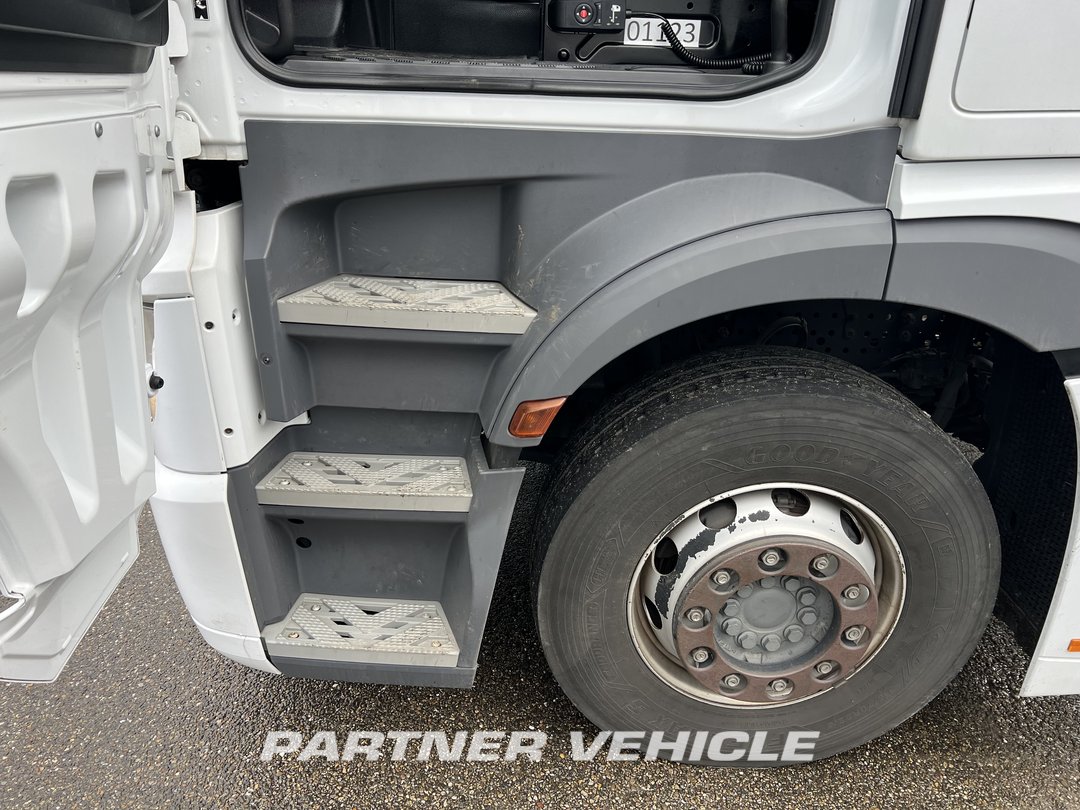 frontLeft : Mercedes Actros 1851 Tractor