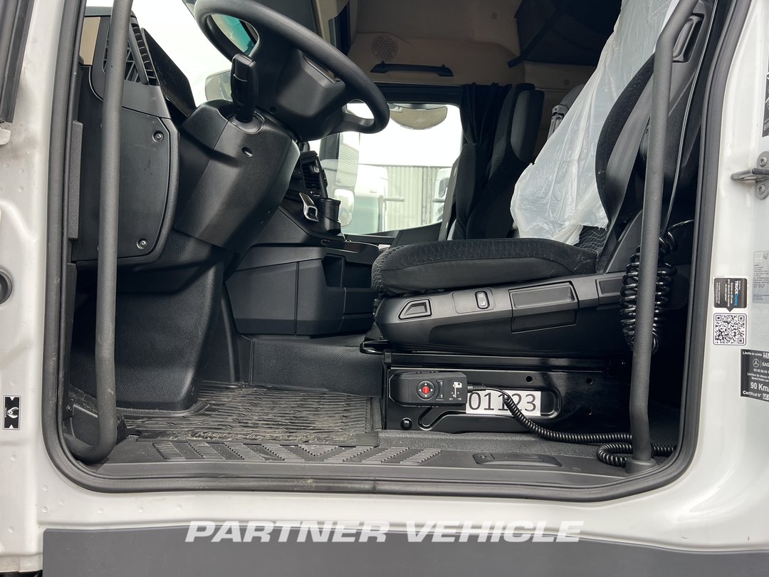 frontLeft : Mercedes Actros 1851 Tractor