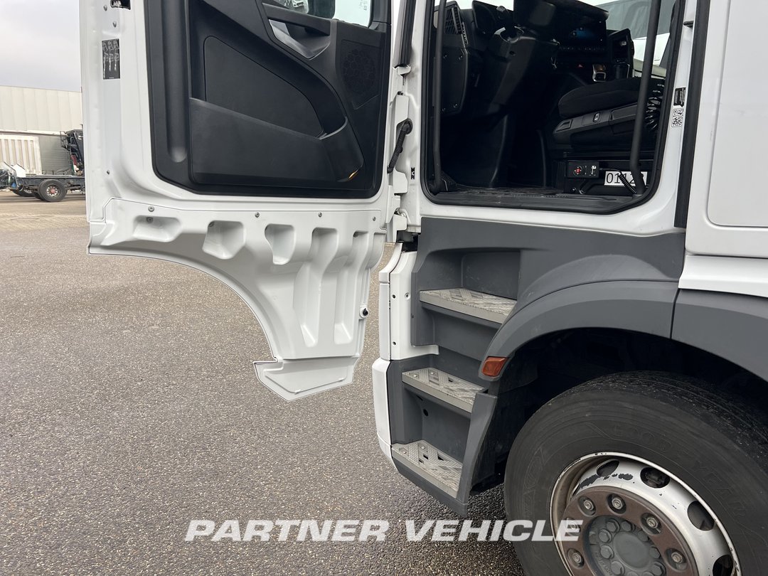 frontLeft : Mercedes Actros 1851 Tractor