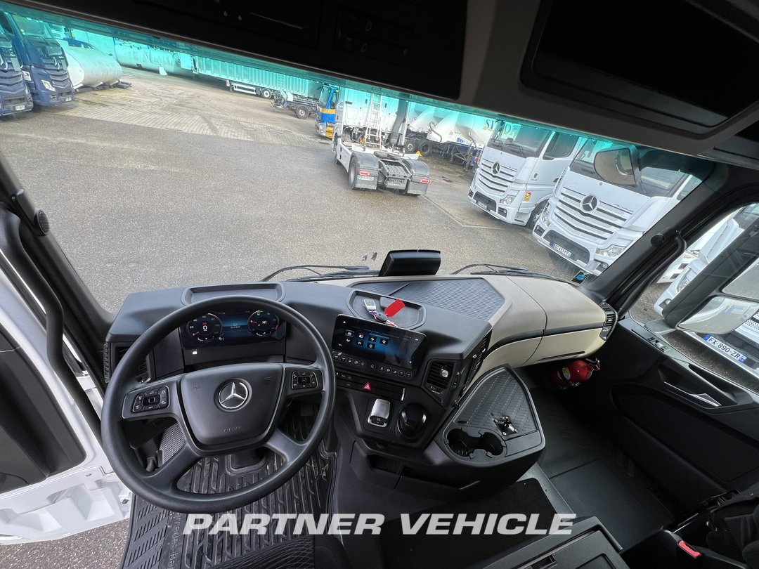 frontLeft : Mercedes Actros 1851 Tractor
