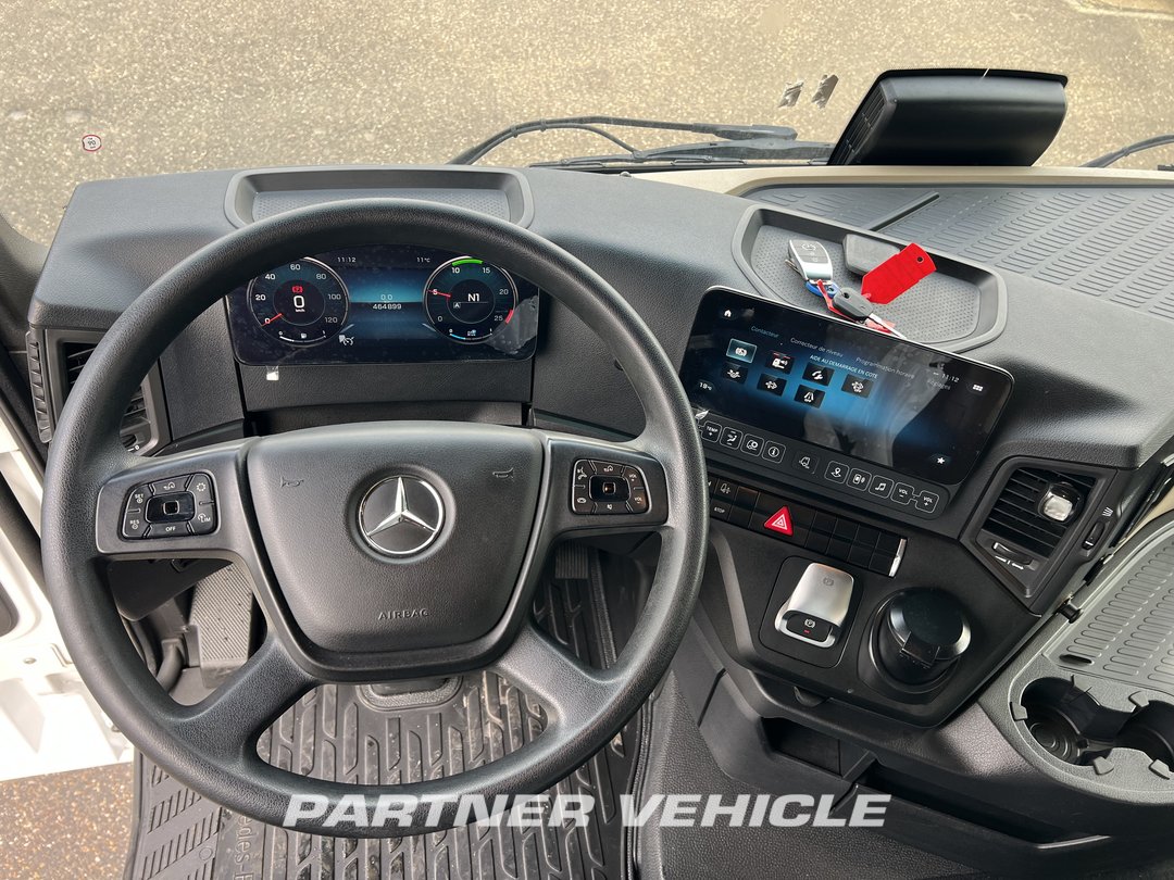 frontLeft : Mercedes Actros 1851 Tractor