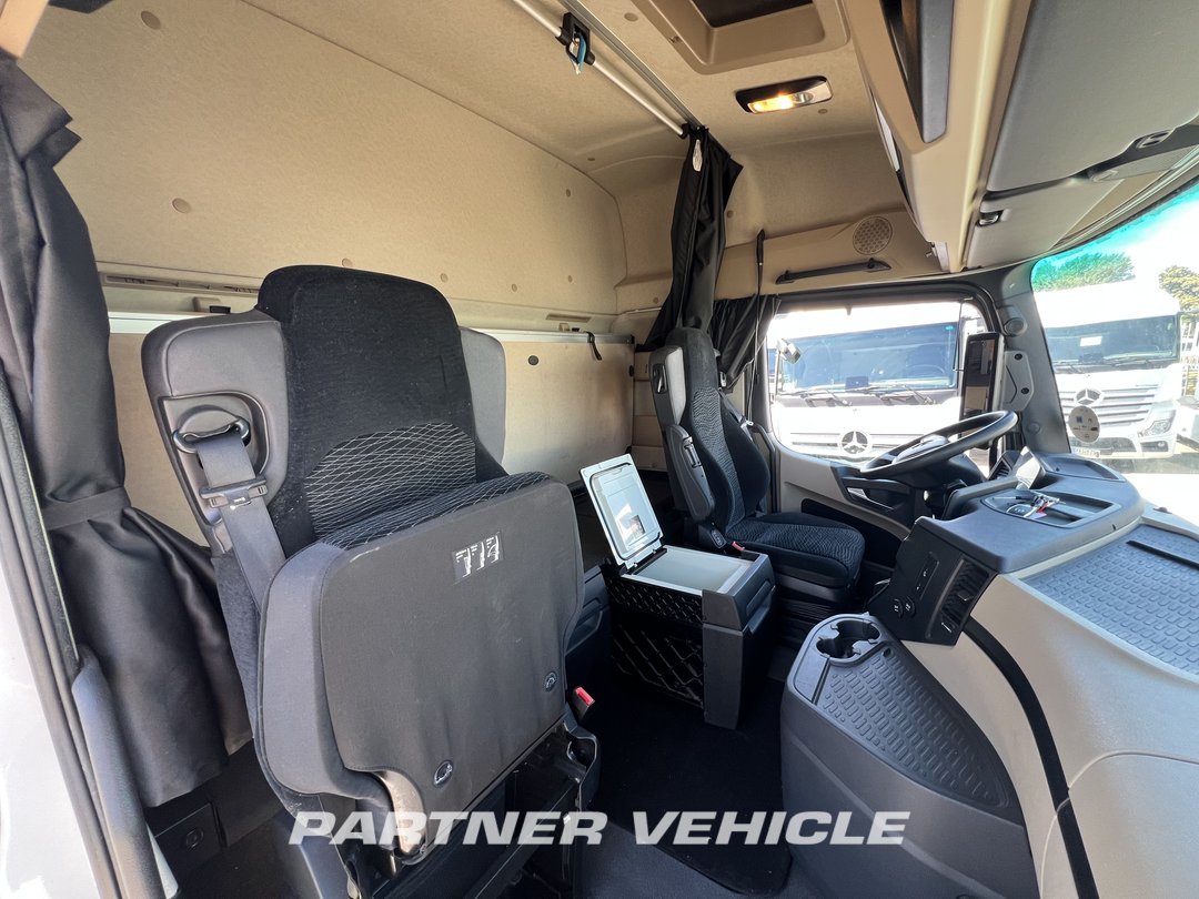 frontLeft : Mercedes Actros 1845 Влекач
