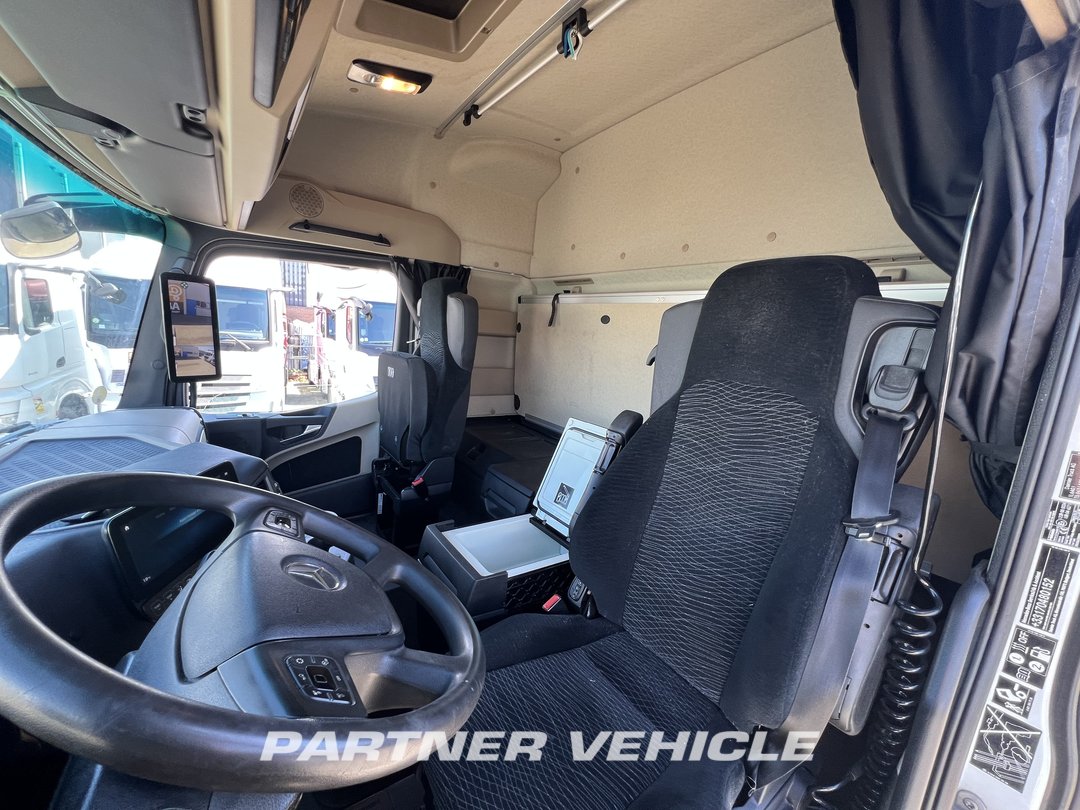 frontLeft : Mercedes Actros 1845 Влекач