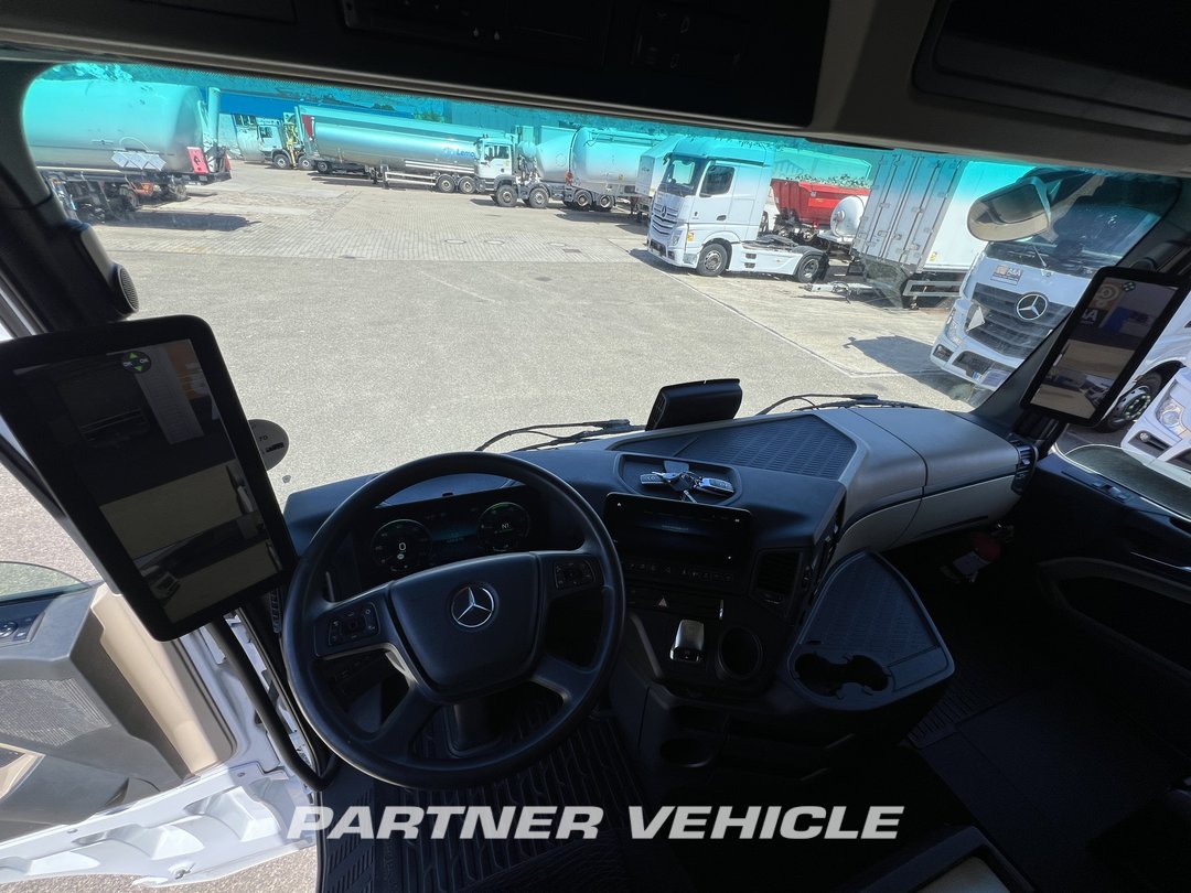 frontLeft : Mercedes Actros 1845 Влекач