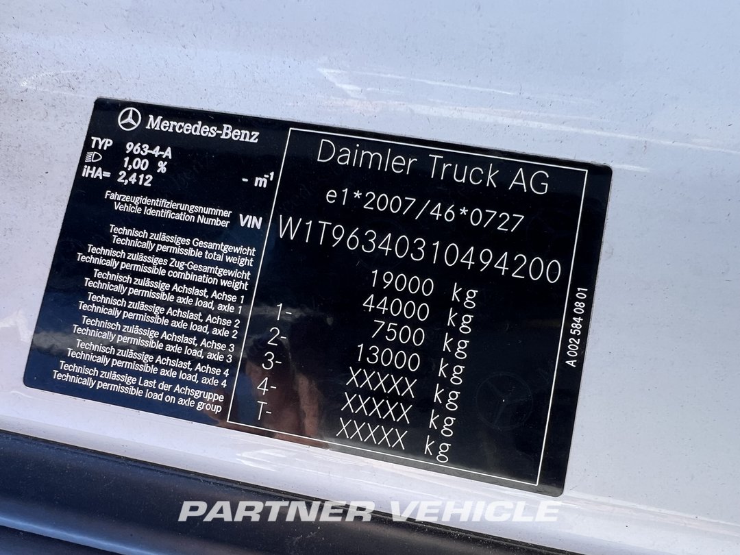 frontLeft : Mercedes Actros 1845 Влекач