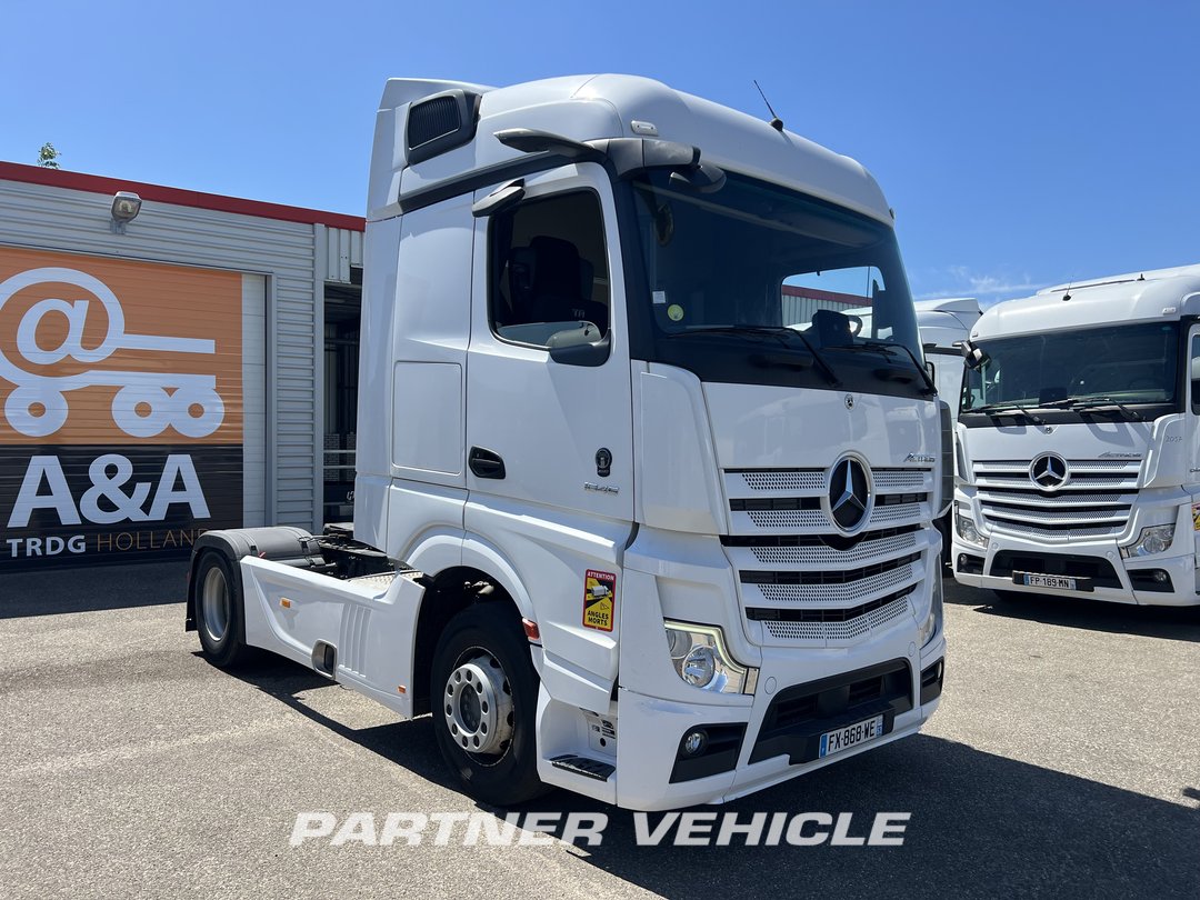 frontLeft : Mercedes Actros 1845 Влекач