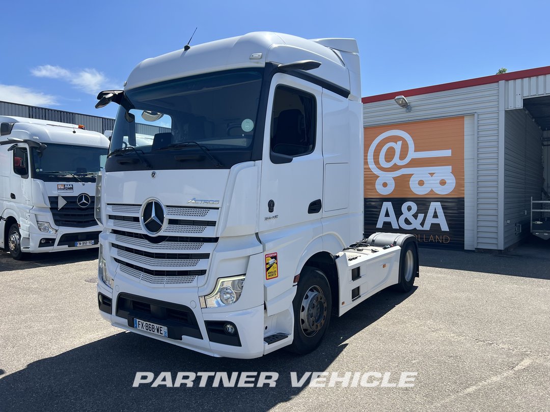frontLeft : Mercedes Actros 1845 Влекач