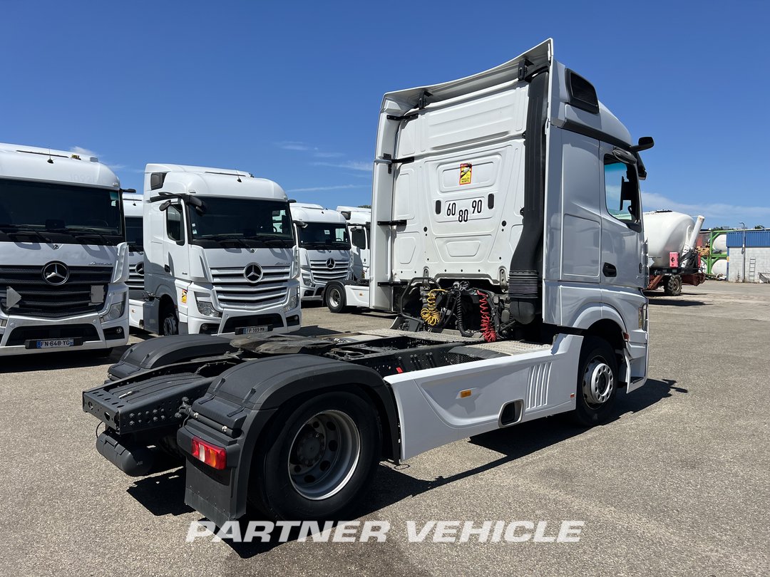 frontLeft : Mercedes Actros 1845 Влекач