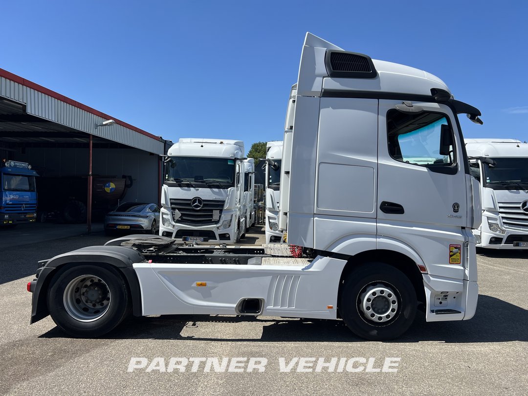 frontLeft : Mercedes Actros 1845 Влекач