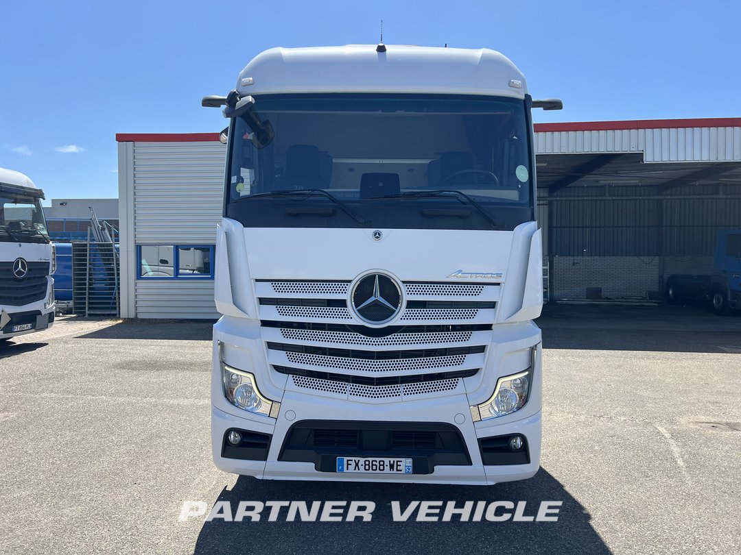 frontLeft : Mercedes Actros 1845 Влекач