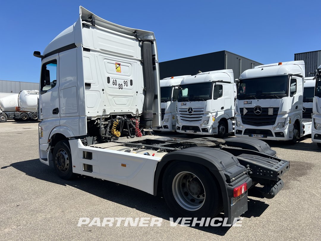 frontLeft : Mercedes Actros 1845 Влекач